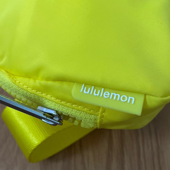 ❤️ Lululemon Sonic Yellow Extended Strap Everywhere Belt Bag NWT - Picture 8 of 13